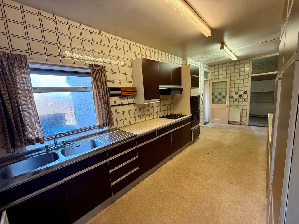 Lot: 89 - DEVELOPMENT OPPORTUNITY - PERMISSION FOR TWO DETACHED CHALET BUNGALOWS AND EXTENSION OF EXISTING DWELLING INTO CHALET BUNGALOW - Kitchen